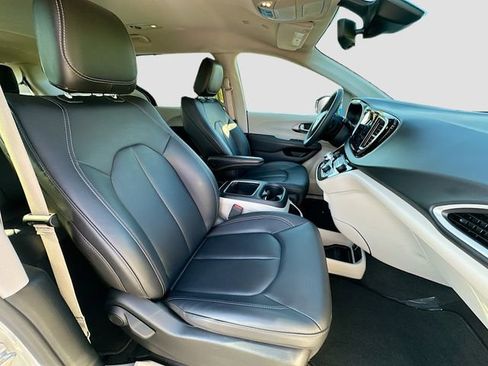 Used 2024 Chrysler Pacifica Touring-L image 27