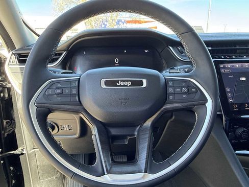 Used 2024 Jeep Grand Cherokee Limited image 11