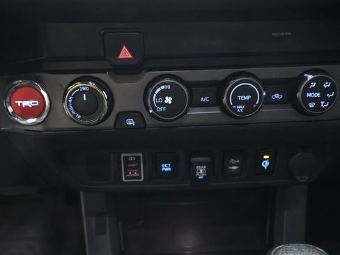 Used 2019 Toyota Tacoma TRD Sport AWD/4WD image 22