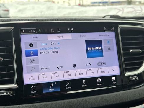 Used 2023 Chrysler Pacifica Touring-L image 14