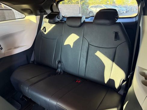Used 2025 Toyota Sienna Platinum image 9