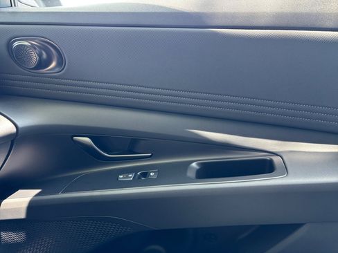 Certified 2025 Hyundai Elantra Limited FWD image 31