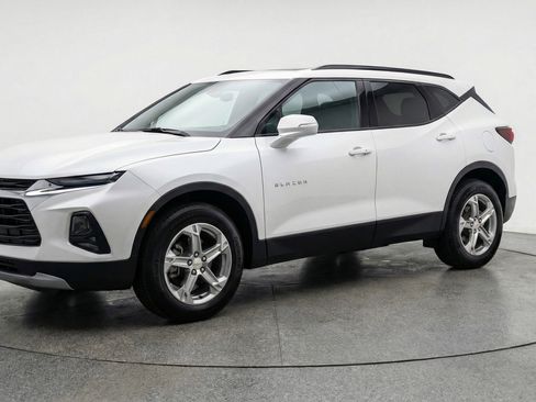 Used 2025 Chevrolet Blazer LT image 3