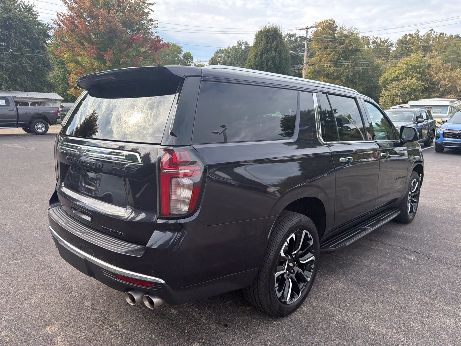 Used 2023 Chevrolet Suburban Premier w/ Premium Package AWD/4WD image 5