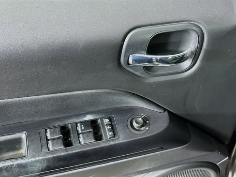 Used 2015 Jeep Patriot Latitude AWD/4WD image 15