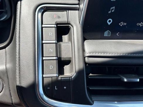Used 2024 Chevrolet Suburban Z71 w/ Luxury Package AWD/4WD image 15