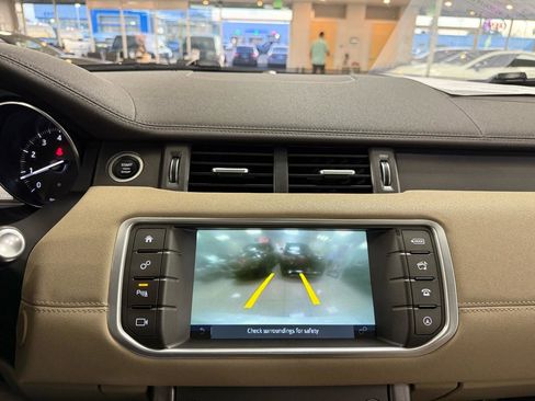 Used 2019 Land Rover Range Rover Evoque SE image 24