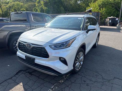 Certified 2026 Toyota Highlander Platinum AWD/4WD image 1