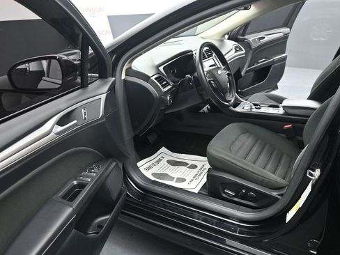 Used 2018 Ford Fusion SE w/ Fusion SE Technology Package image 17