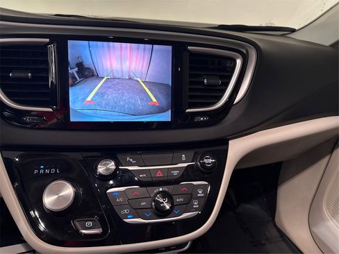 Used 2018 Chrysler Pacifica Touring Plus image 39