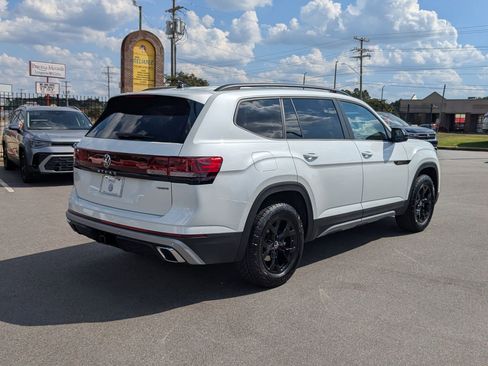New 2026 Volkswagen Atlas Peak Edition image 3