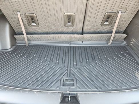 Used 2023 Chevrolet Traverse RS FWD image 33