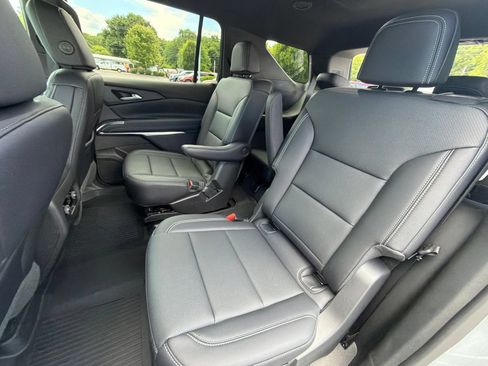Used 2025 Chevrolet Traverse LT w/ Driver Confidence Package FWD image 25
