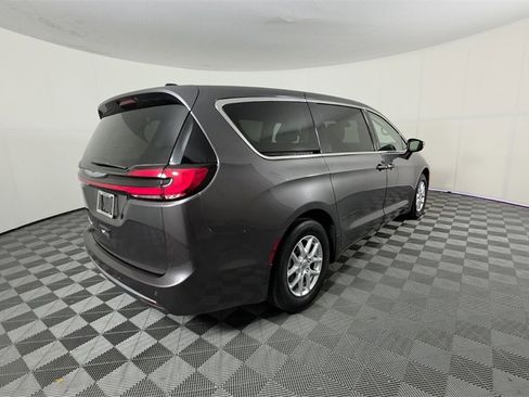 Certified 2023 Chrysler Pacifica Touring-L image 5
