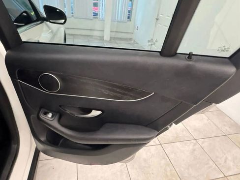 Used 2018 Mercedes-Benz GLC 300 w/ Premium Package image 19