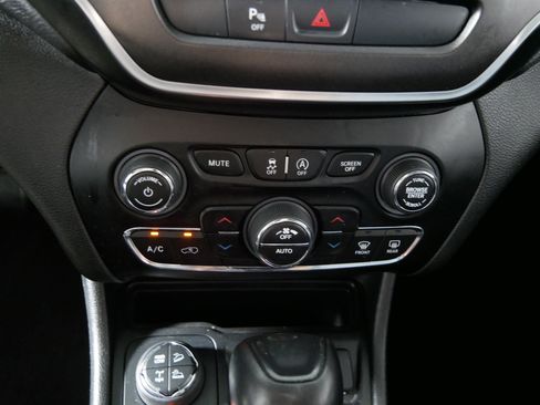 Used 2019 Jeep Cherokee Trailhawk AWD/4WD image 23