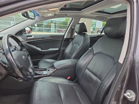 Used 2016 Kia Cadenza Premium w/ Technology Package FWD image 12