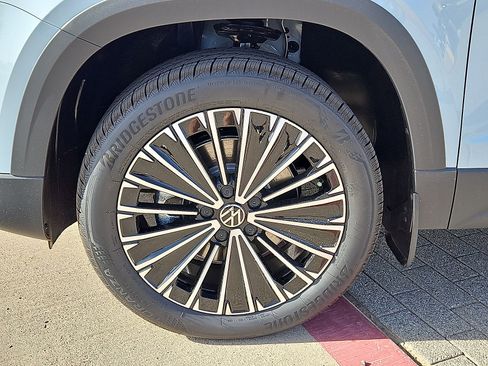 New 2027 Volkswagen Taos SE FWD image 11
