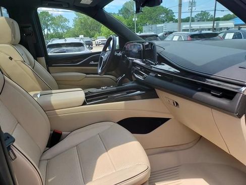 Used 2024 Cadillac Escalade ESV Premium Luxury AWD/4WD image 19