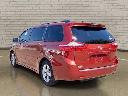 Used 2020 Toyota Sienna LE w/ Carpet Mat Package FWD image 7