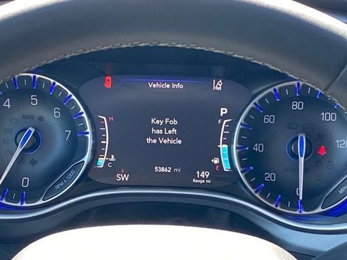Used 2024 Chrysler Pacifica Touring-L FWD image 9