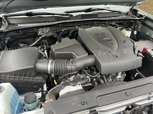 Used 2022 Toyota Tacoma TRD Sport w/ TRD Premium Sport Package AWD/4WD image 18