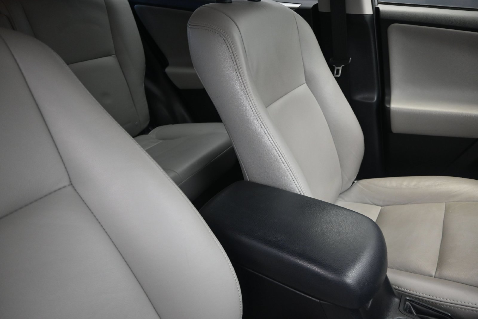 Used 2018 Toyota RAV4 LE FWD image 26