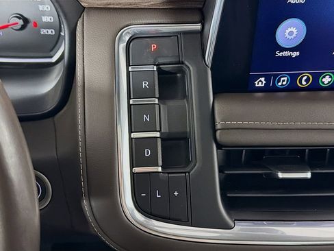 Used 2021 Chevrolet Tahoe Z71 w/ Z71 Signature Package AWD/4WD image 19