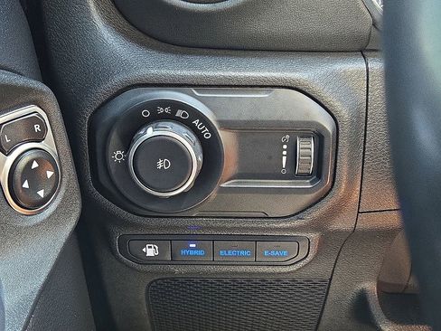 Used 2023 Jeep Wrangler Unlimited Sahara AWD/4WD image 24