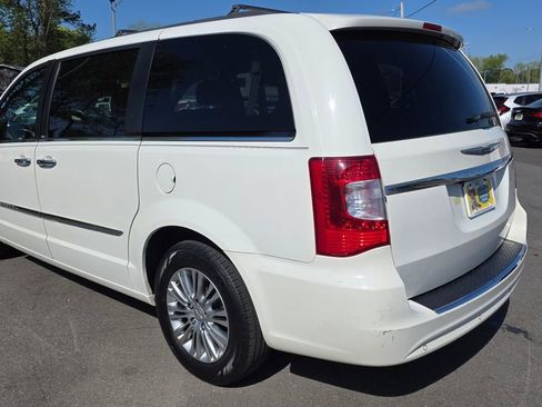 Used 2013 Chrysler Town & Country Touring-L w/ Entertainment Group #2 FWD image 7