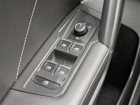 Used 2022 Volkswagen Tiguan SE R-Line image 25