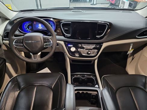 Used 2023 Chrysler Pacifica Limited FWD image 3