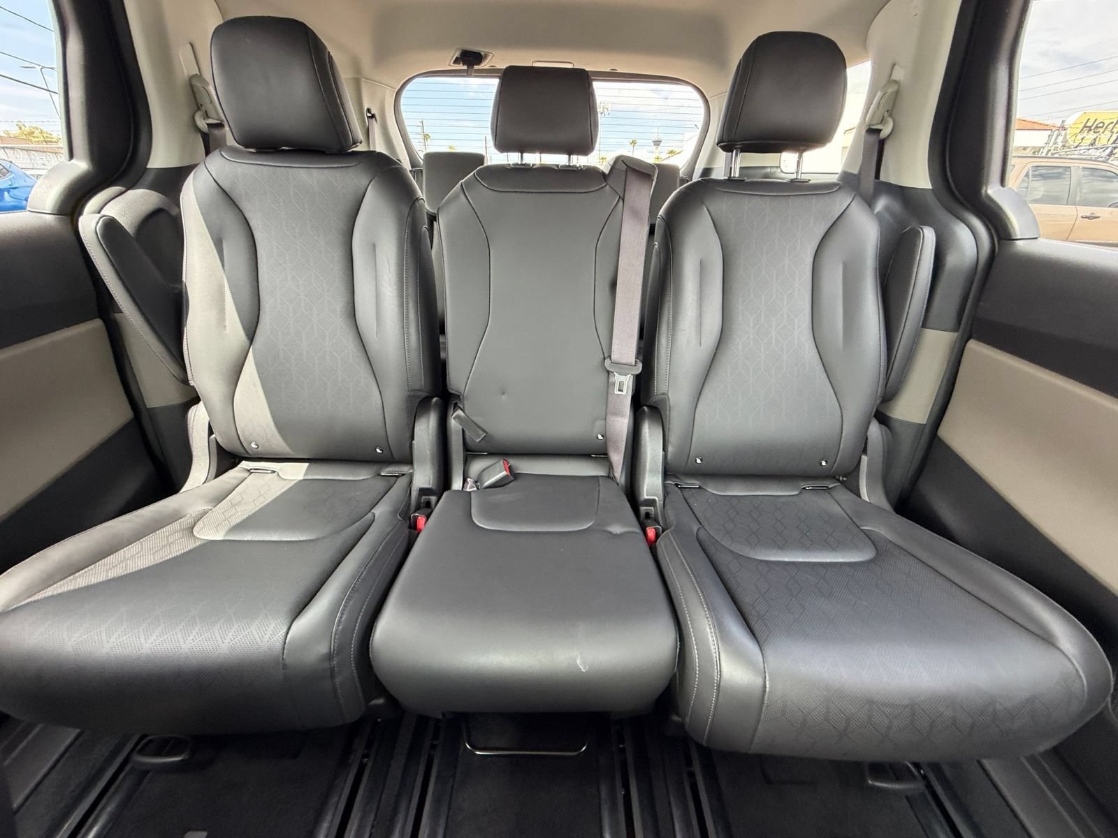 Used 2026 Kia Carnival FWD image 39