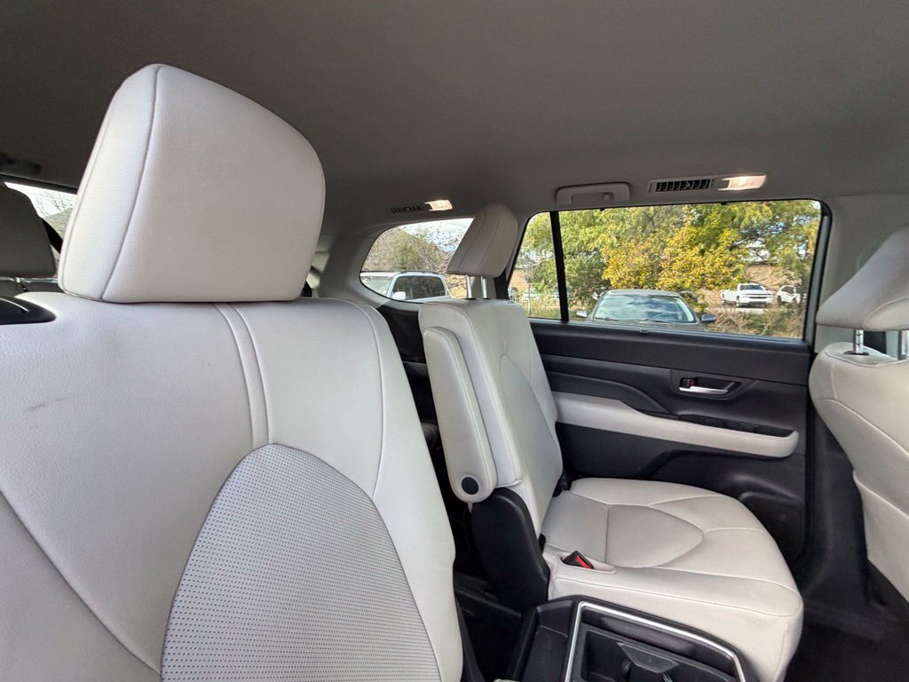 Used 2025 Toyota Grand Highlander AWD image 18