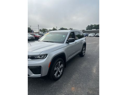 Used 2026 Jeep Grand Cherokee Limited w/ MOPAR Finishing Package RWD image 3