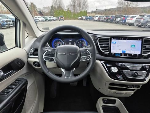 Used 2024 Chrysler Pacifica Touring-L FWD image 21