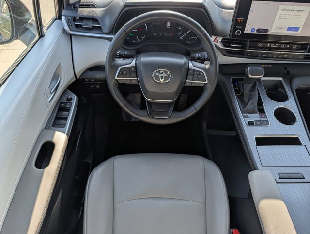 Used 2025 Toyota Sienna XLE FWD image 12