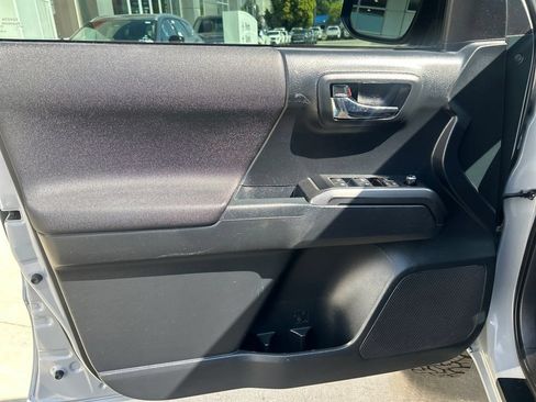Used 2018 Toyota Tacoma TRD Off-Road w/ Technology Package AWD/4WD image 12