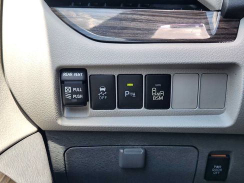 Used 2016 Toyota Sienna XLE w/ XLE Navigation Package FWD image 21