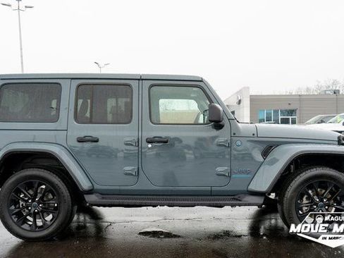 Used 2025 Jeep Wrangler Sahara 4xe image 5