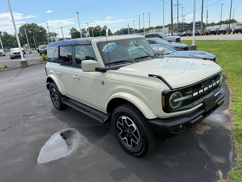 Used 2025 Ford Bronco Outer Banks AWD/4WD image 3