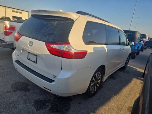Used 2019 Toyota Sienna XLE w/ XLE Navigation Package image 3
