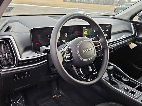 Certified 2025 Kia Sorento LX image 27