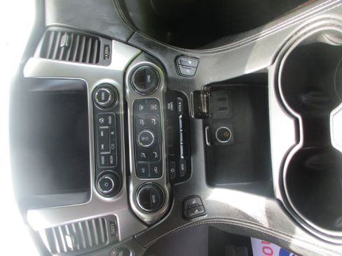 Used 2019 Chevrolet Suburban LT w/ Luxury Package image 13