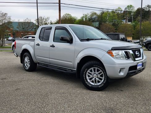 Used 2019 Nissan Frontier SV image 1