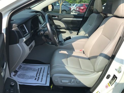 Used 2017 Toyota Highlander XLE w/ Carpet Mat Package AWD/4WD image 27