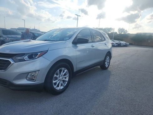 Used 2019 Chevrolet Equinox LS FWD image 2