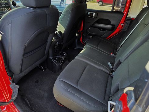 Used 2019 Jeep Wrangler Unlimited Sahara image 21