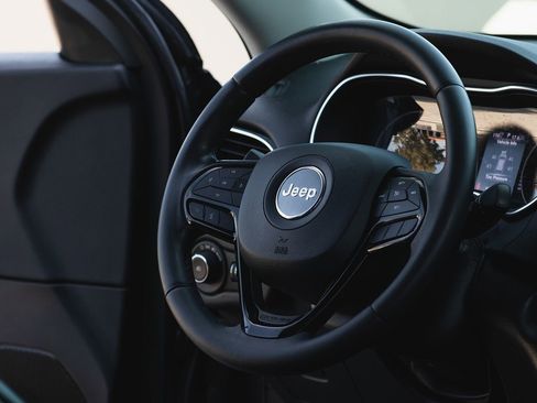 Used 2019 Jeep Cherokee Latitude Plus image 13