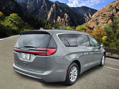 Used 2022 Chrysler Pacifica Touring-L FWD image 3